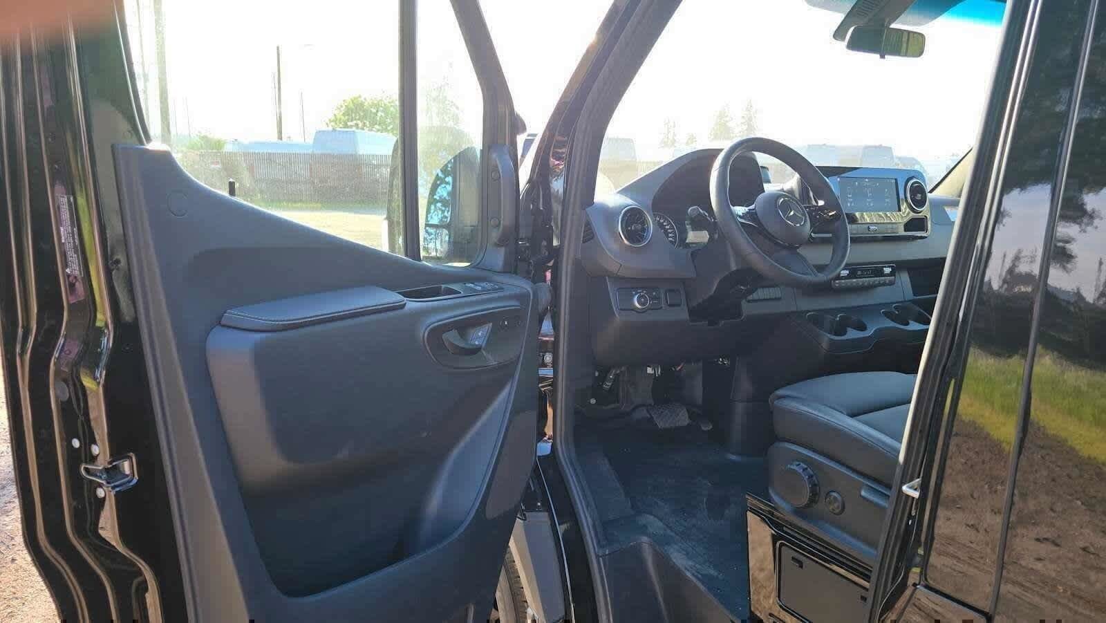 Used 2025 Mercedes-Benz Sprinter 2500 image 20