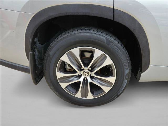 Used 2022 Toyota Highlander XLE AWD/4WD image 20