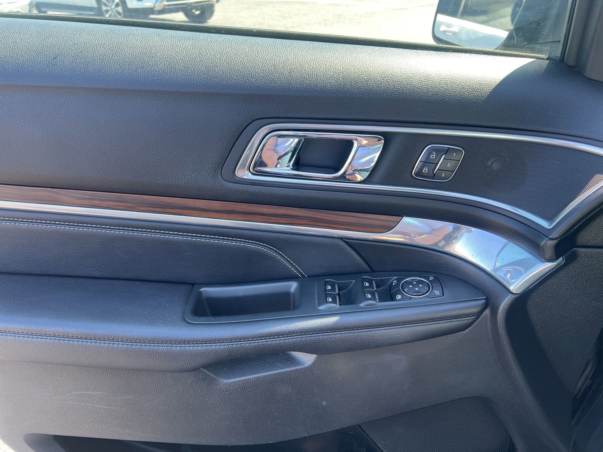 Used 2017 Ford Explorer Limited FWD image 16