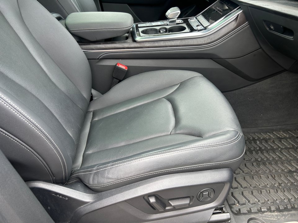Used 2023 Audi Q8 Premium Plus AWD/4WD image 28