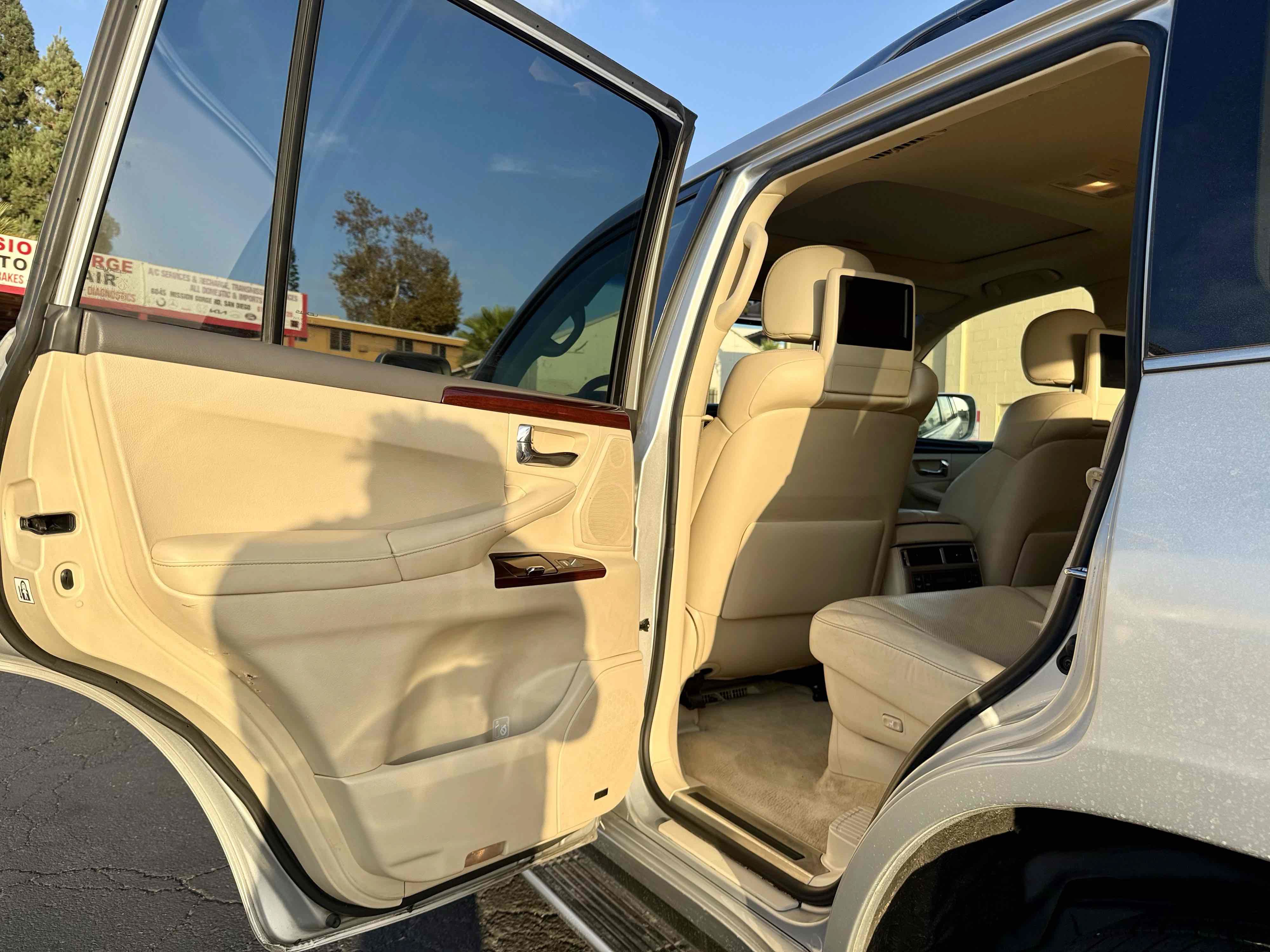 Used 2013 Lexus LX 570 4WD w/ Luxury Pkg image 24