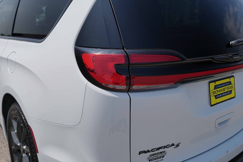 Used 2025 Chrysler Pacifica Limited FWD image 9