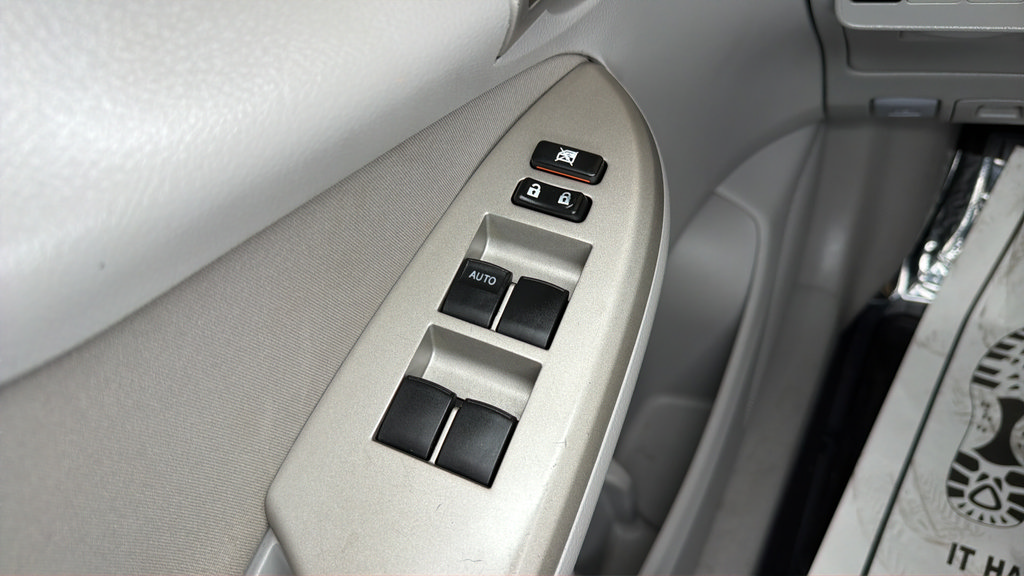 Used 2013 Toyota Corolla LE w/ Premium Pkg FWD image 19