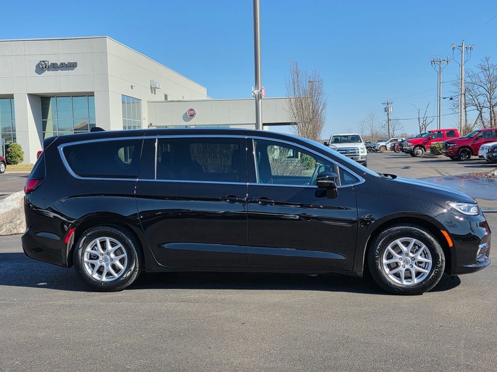 Used 2025 Chrysler Pacifica Select image 4