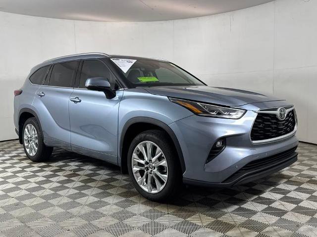 Used 2024 Toyota Highlander LE image 1