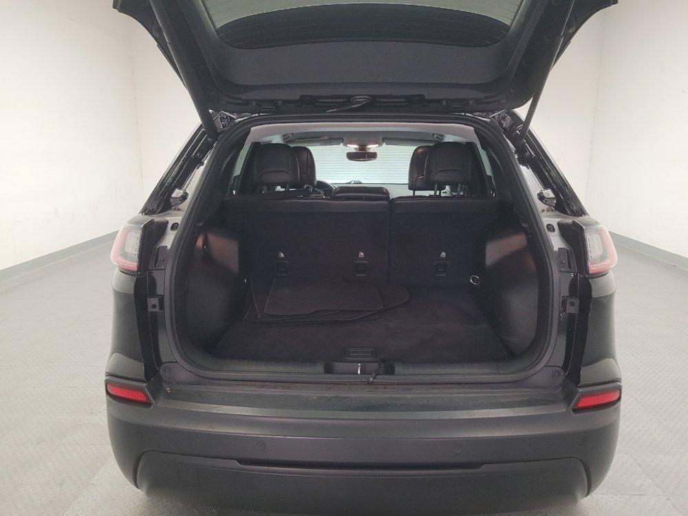 Used 2019 Jeep Cherokee Latitude Plus w/ Comfort/Convenience Group FWD image 29