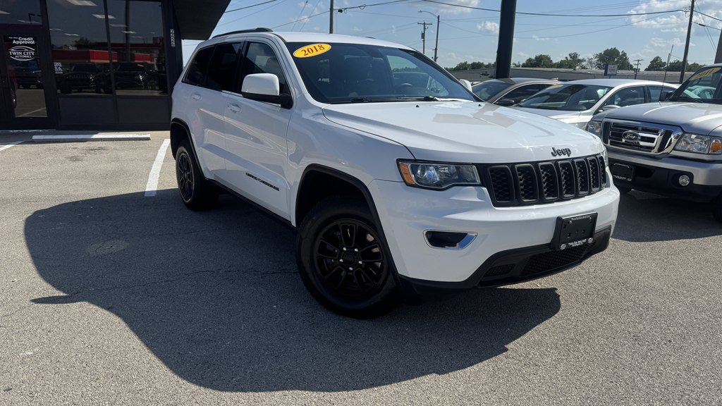 Used 2018 Jeep Grand Cherokee Laredo AWD/4WD image 2