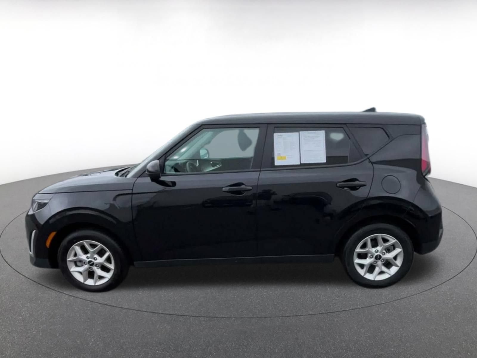 Used 2025 Kia Soul LX w/ LX Technology Package FWD image 8