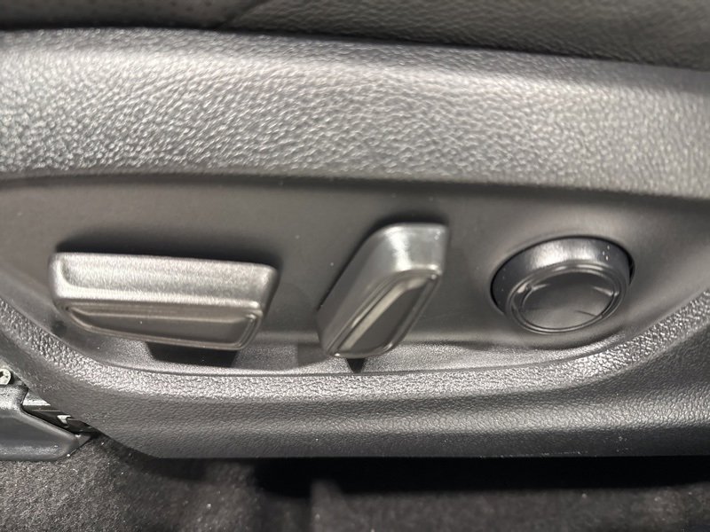 Used 2022 Toyota C-HR Limited image 18