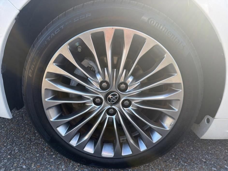 Used 2017 Toyota Avalon Limited image 25