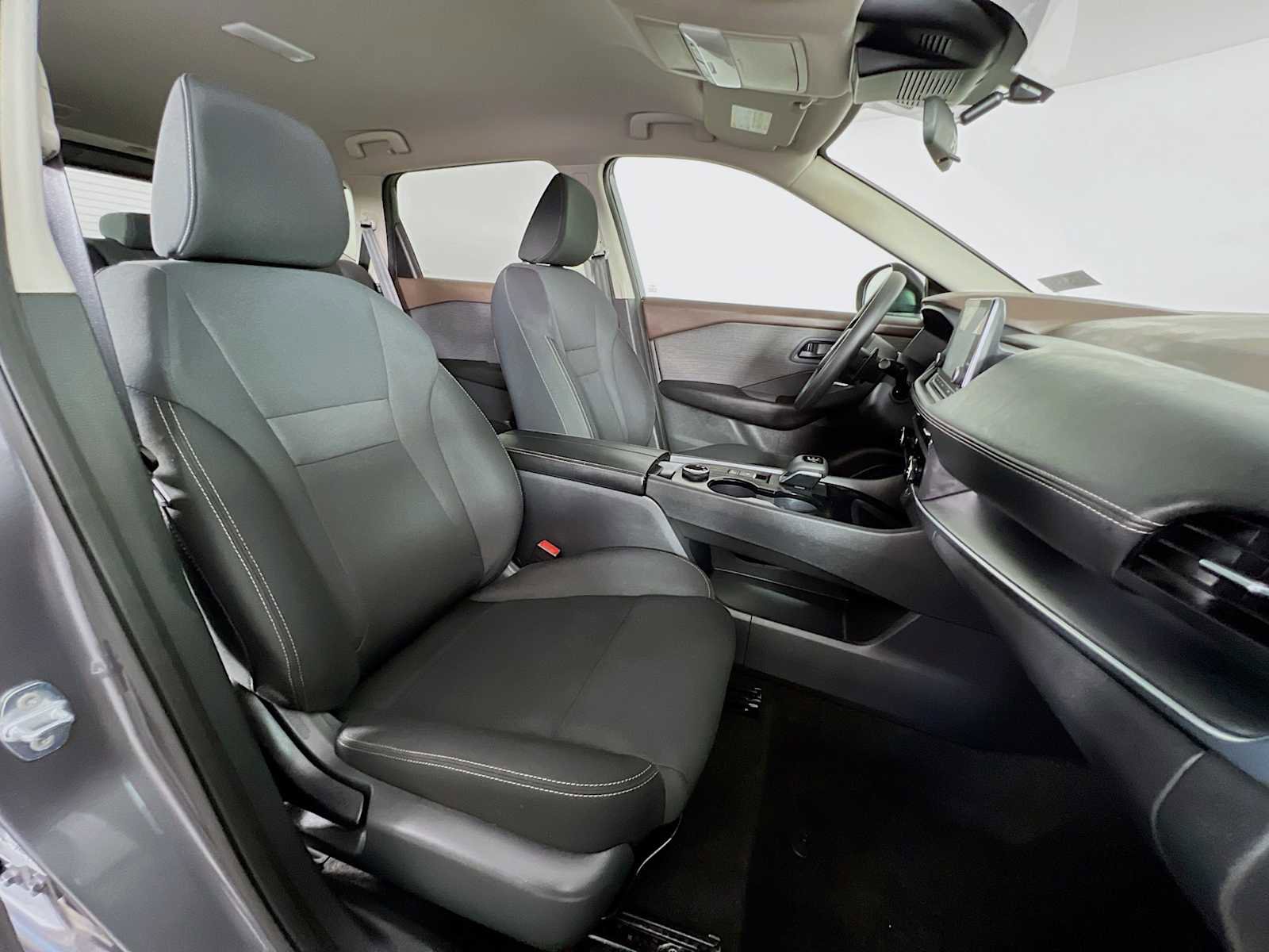 Used 2023 Nissan Rogue S image 27