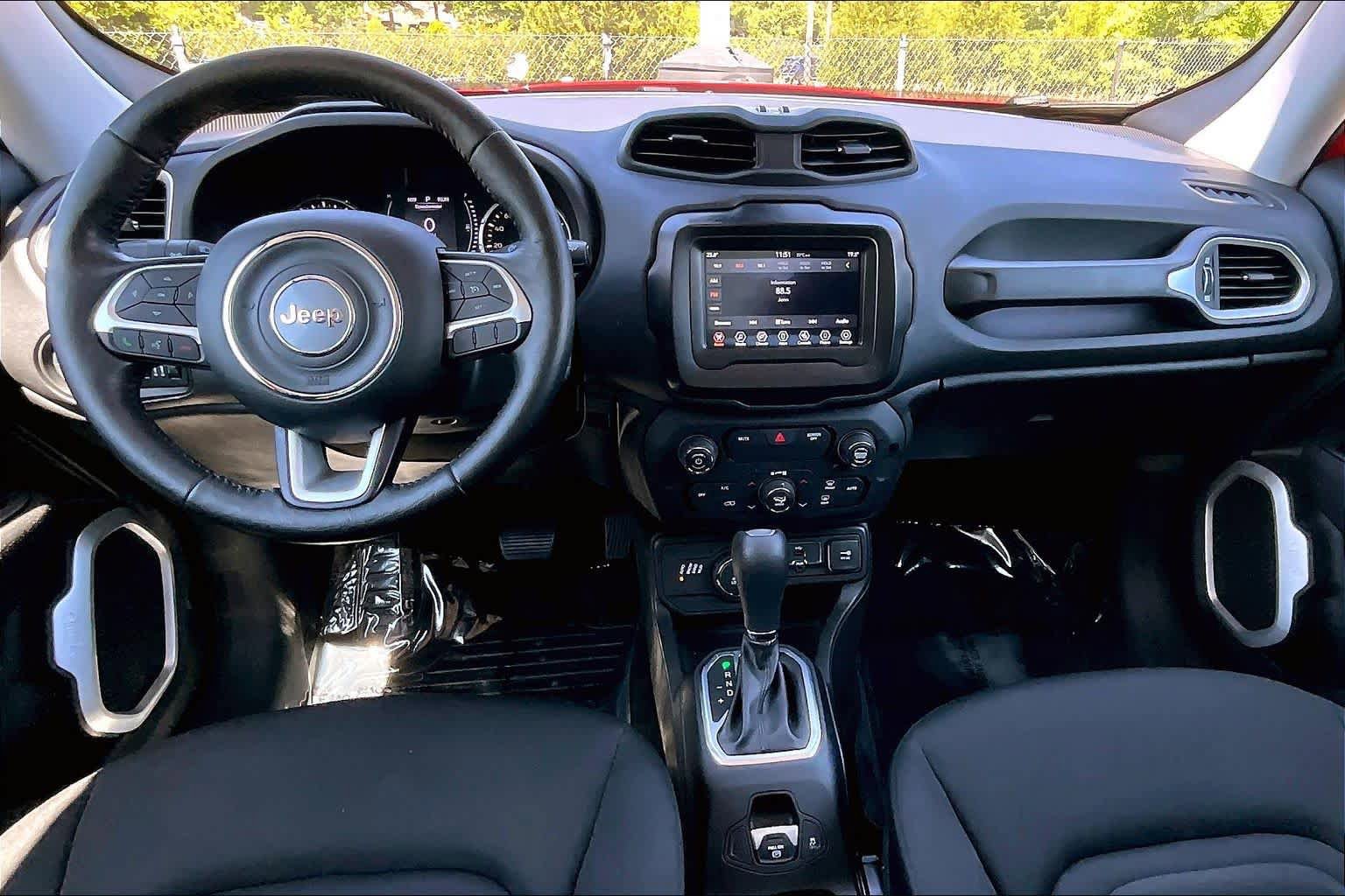 Used 2018 Jeep Renegade Latitude w/ Cold Weather Group AWD/4WD image 15