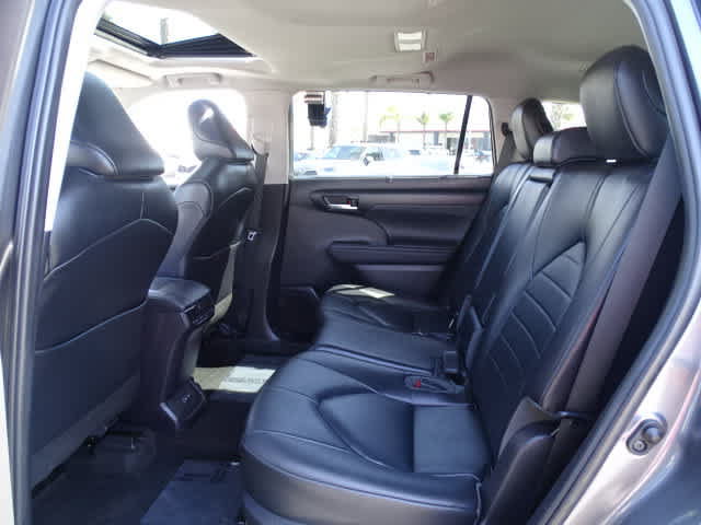 Used 2023 Toyota Highlander XLE FWD image 21
