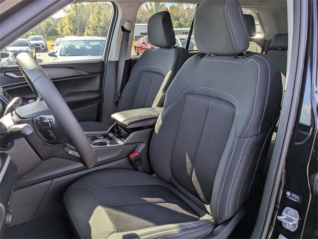 Used 2023 Jeep Grand Cherokee Laredo image 12