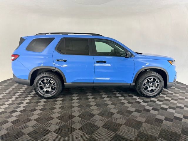 Certified 2025 Honda Pilot TrailSport image 3