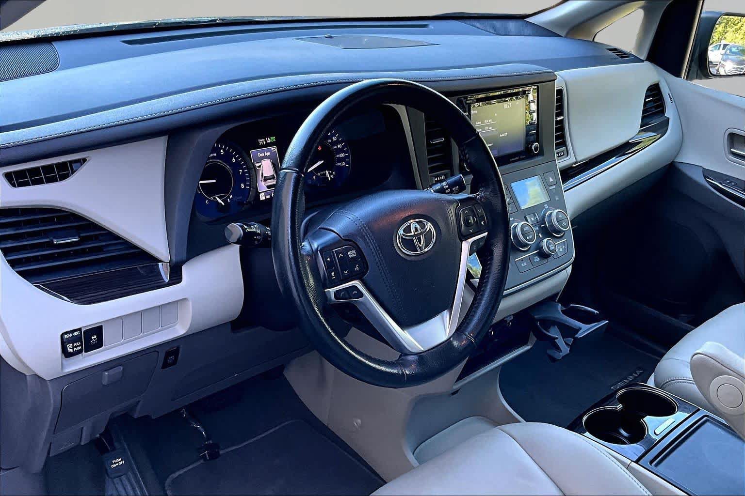 Used 2020 Toyota Sienna XLE FWD image 18