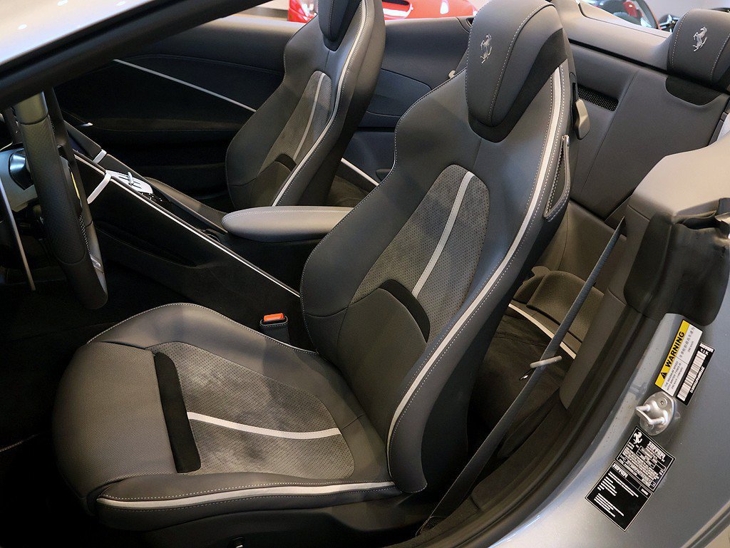 Certified 2026 Ferrari Roma Spider RWD image 5