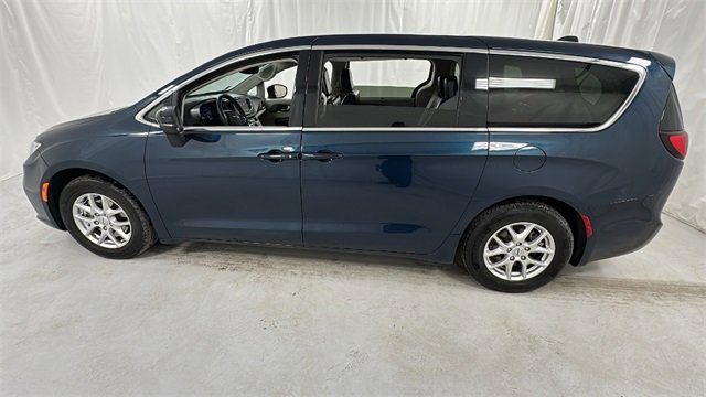 Used 2023 Chrysler Pacifica Touring-L image 6