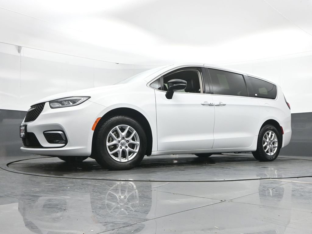 Used 2024 Chrysler Pacifica Touring-L FWD image 46