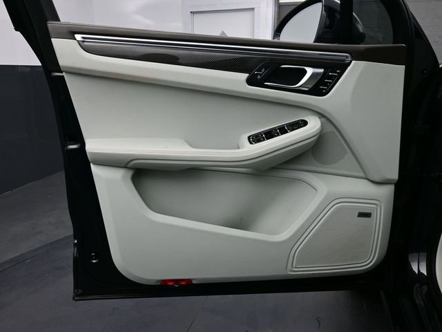 Certified 2021 Porsche Macan Turbo image 7