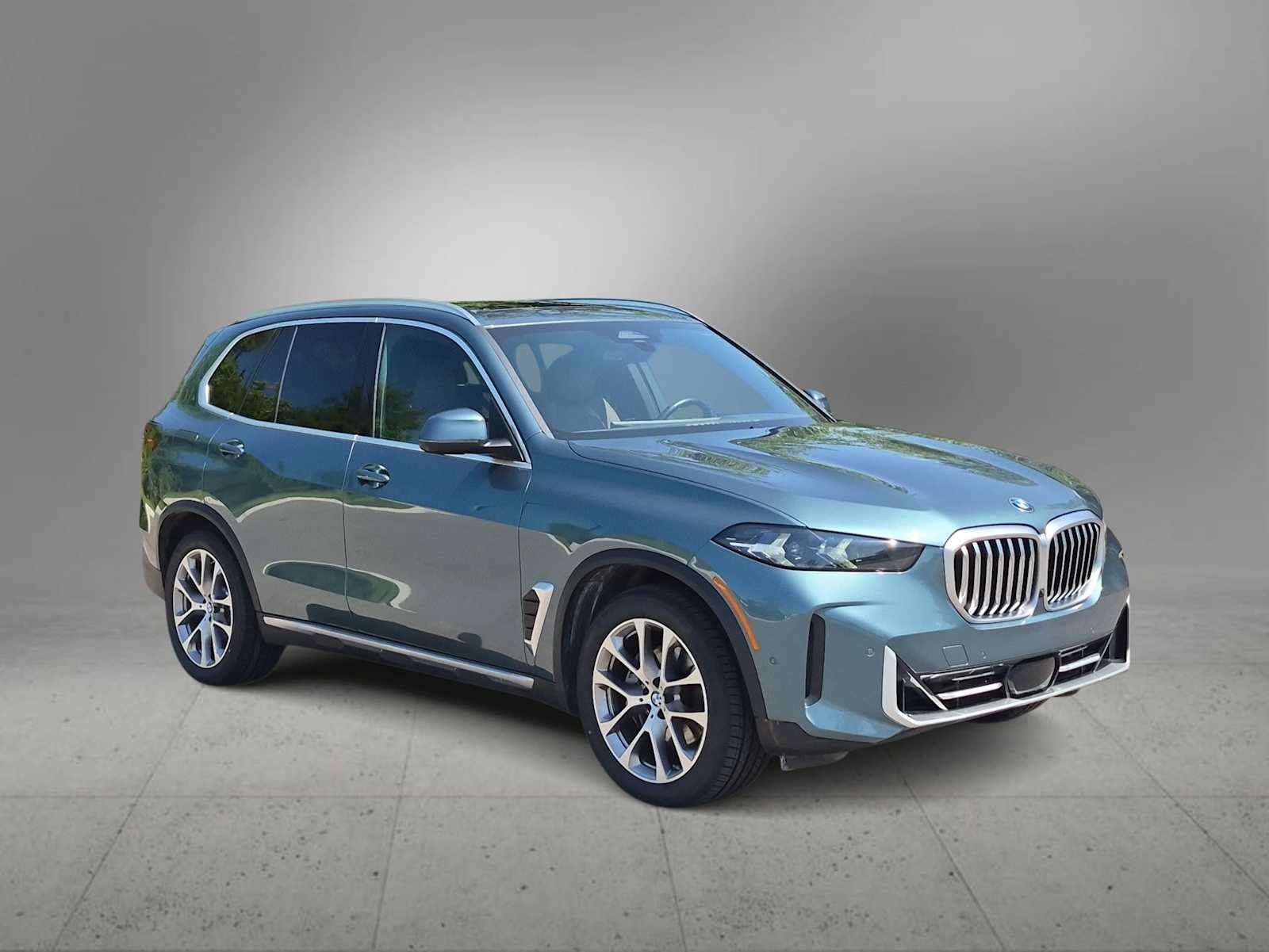 Used 2024 BMW X5 xDrive40i w/ Parking Assistance Package AWD/4WD image 2