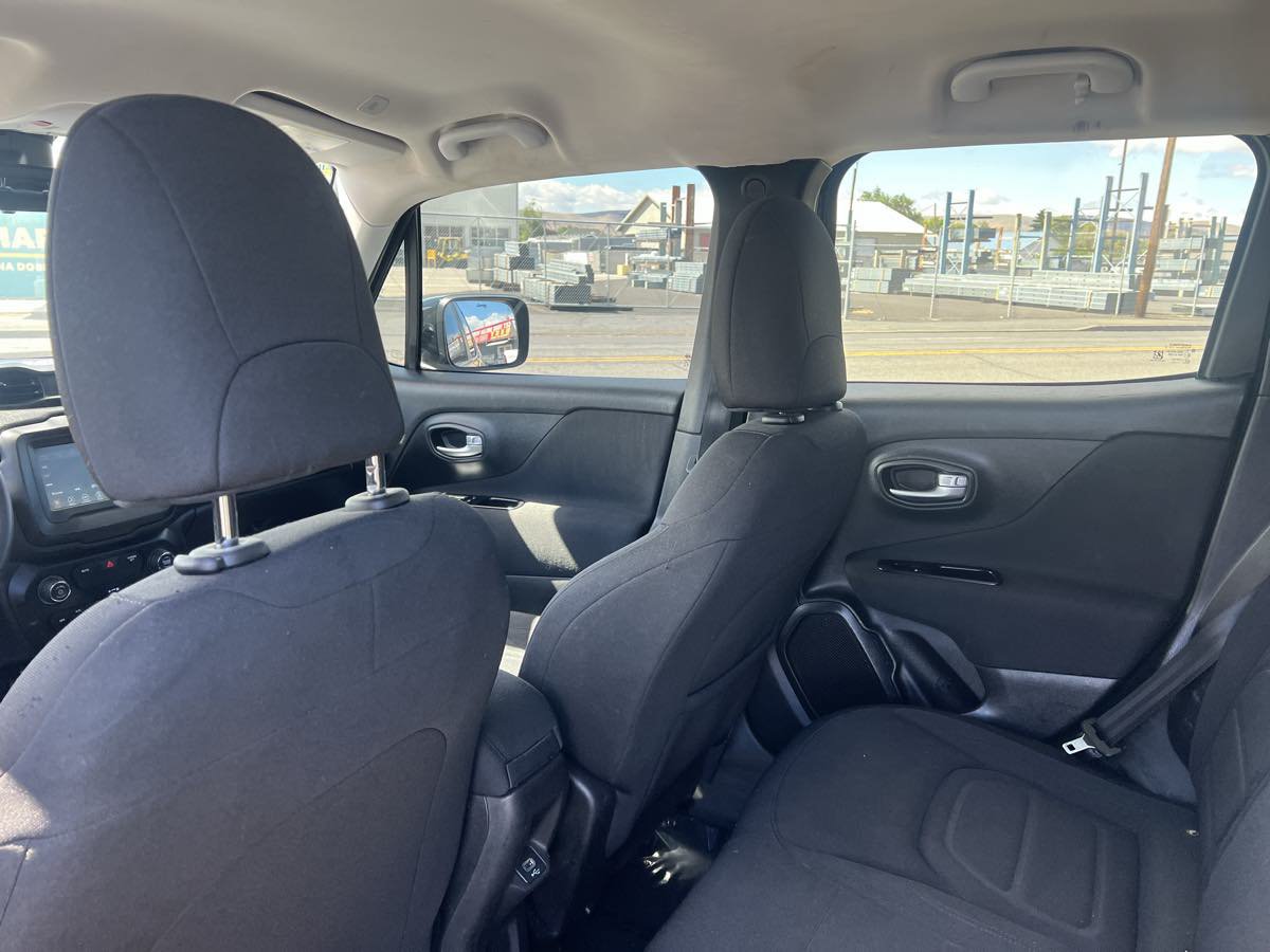 Used 2020 Jeep Renegade Latitude w/ Safety & Security Group II FWD image 8