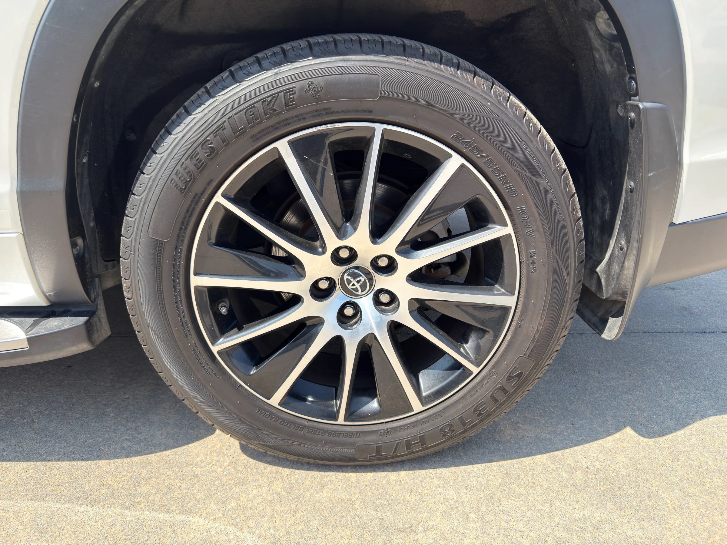 Used 2017 Toyota Highlander XLE FWD image 32