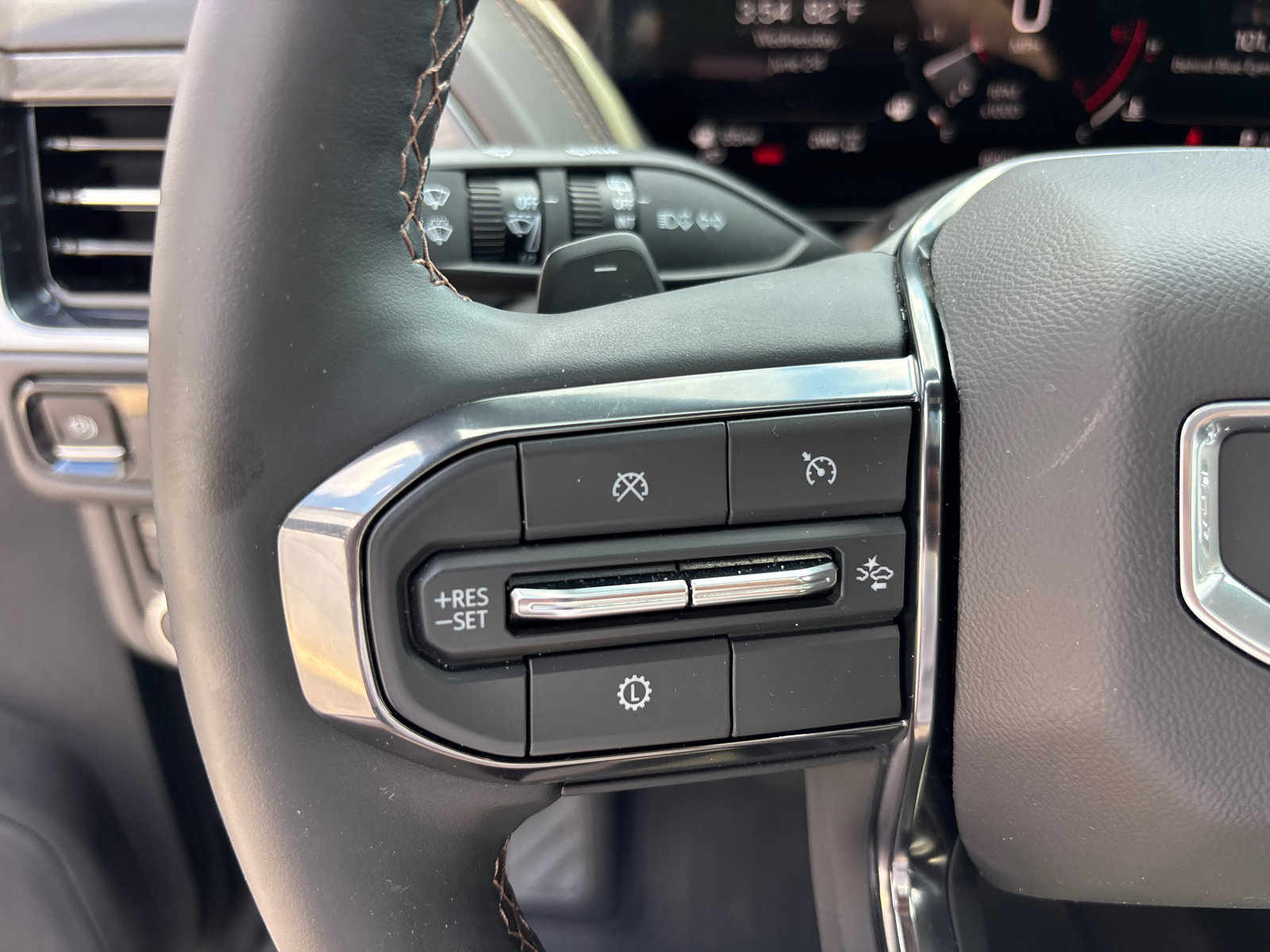 Used 2025 GMC Yukon AT4 w/ AT4 Premium Plus Package AWD/4WD image 17
