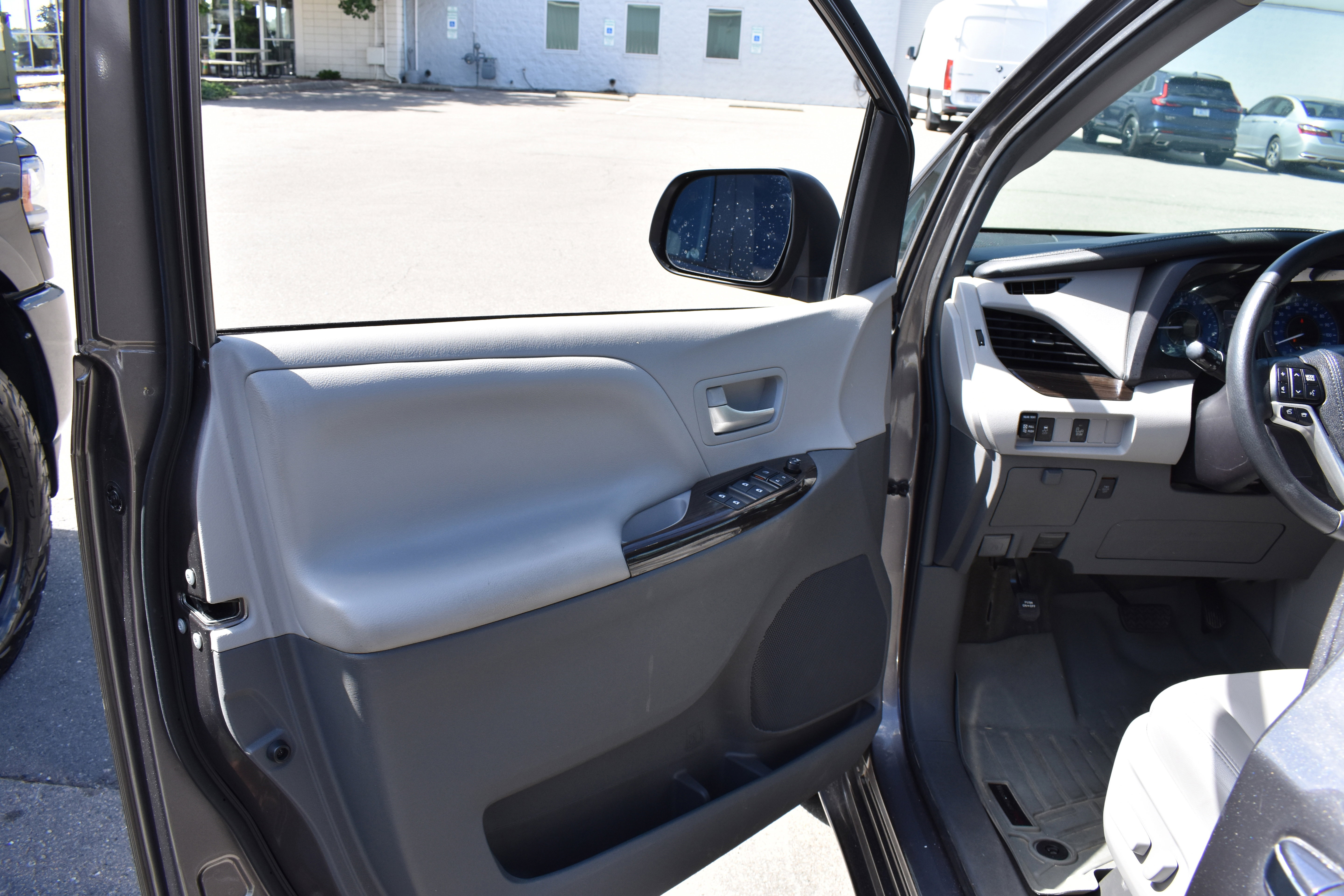 Used 2017 Toyota Sienna L image 25