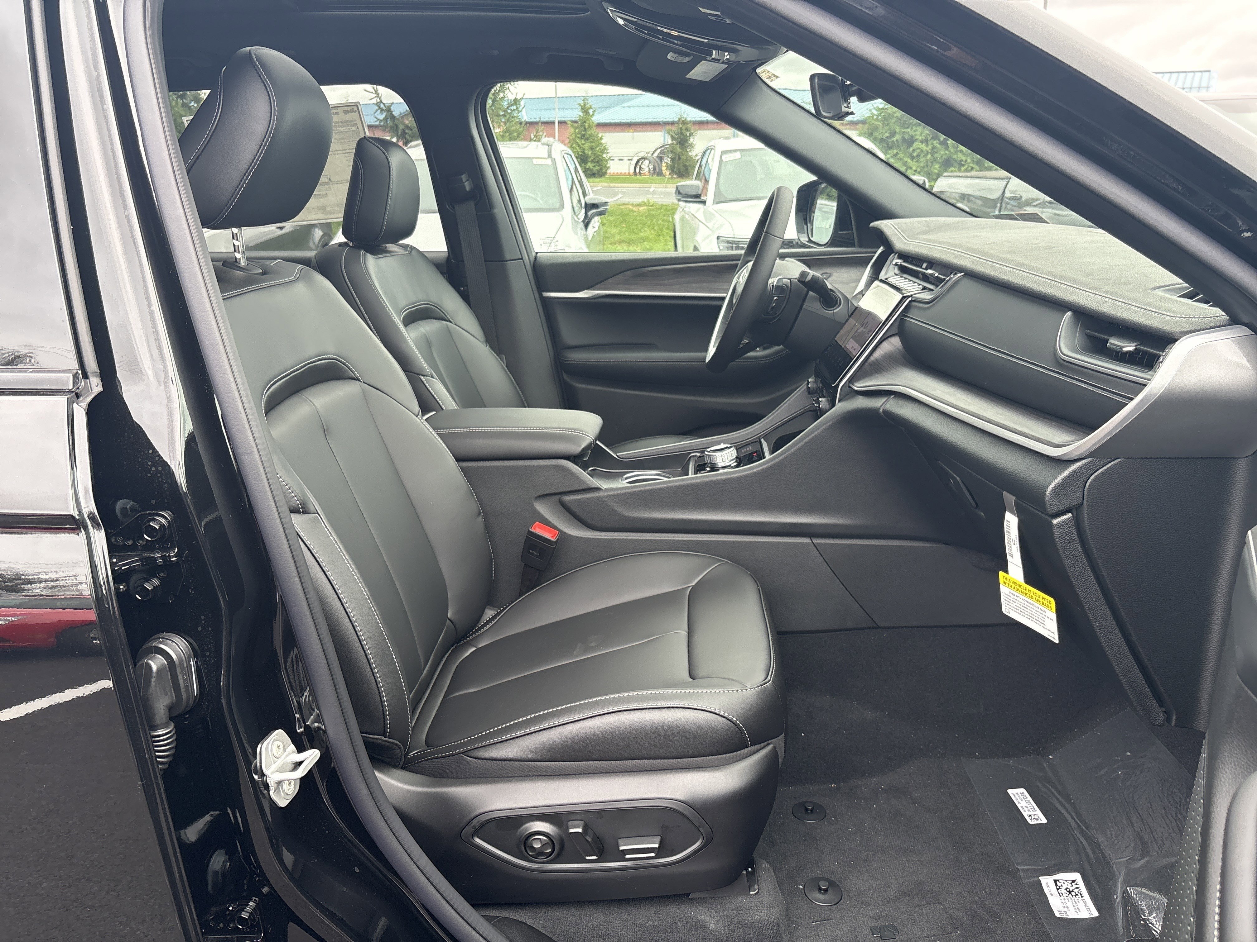 New 2025 Jeep Grand Cherokee L Limited w/ Black Appearance Package image 9