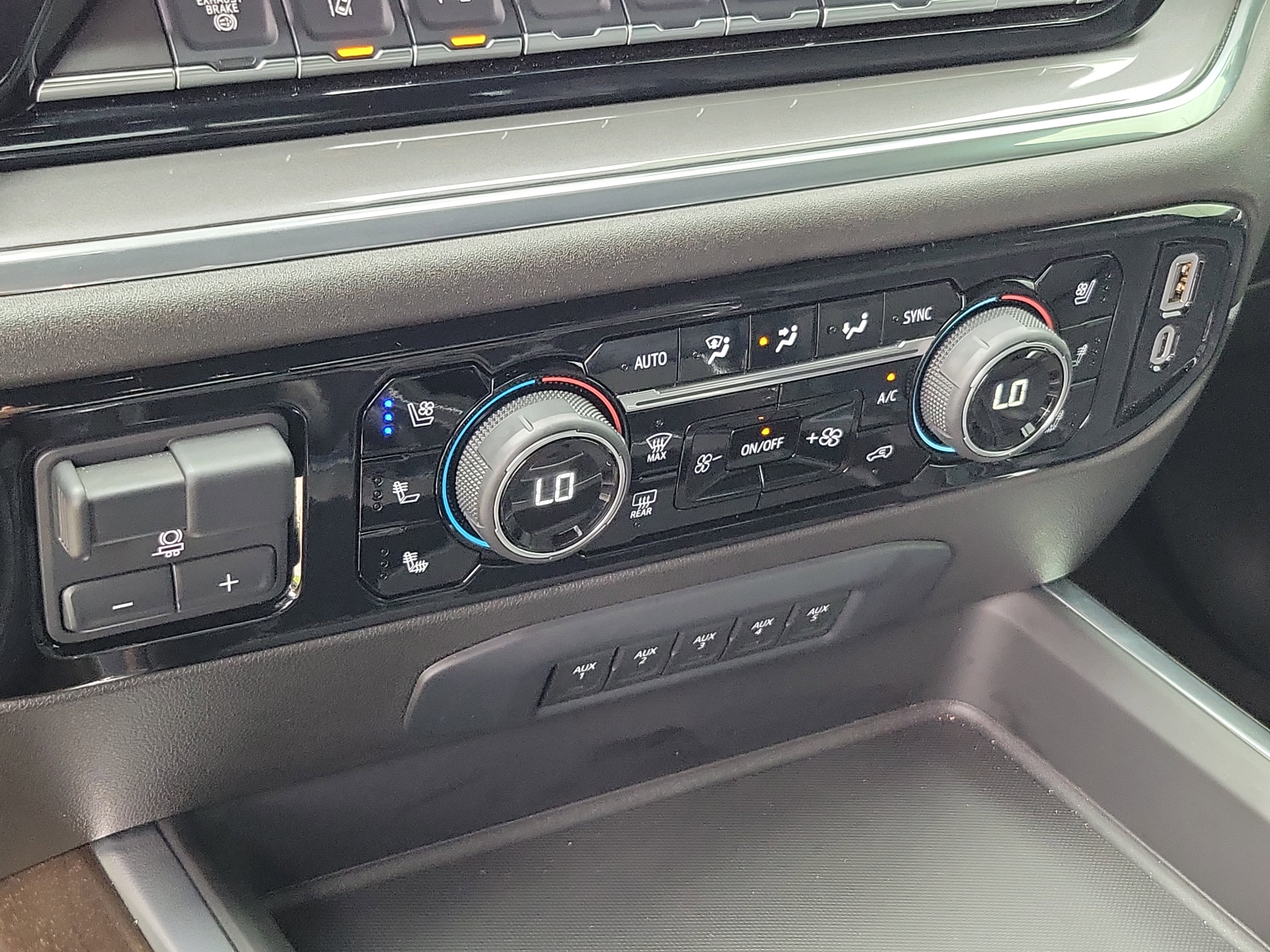 Used 2025 Chevrolet Silverado 3500 High Country w/ Technology Package image 26