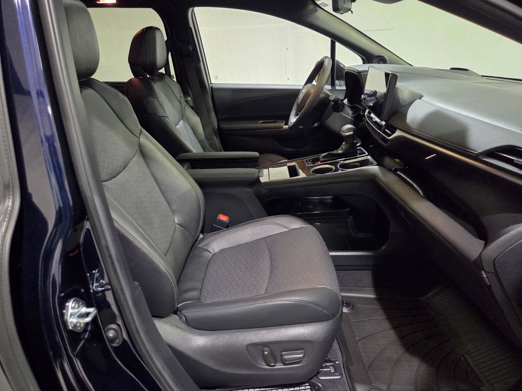 Used 2025 Toyota Sienna Platinum AWD/4WD image 24
