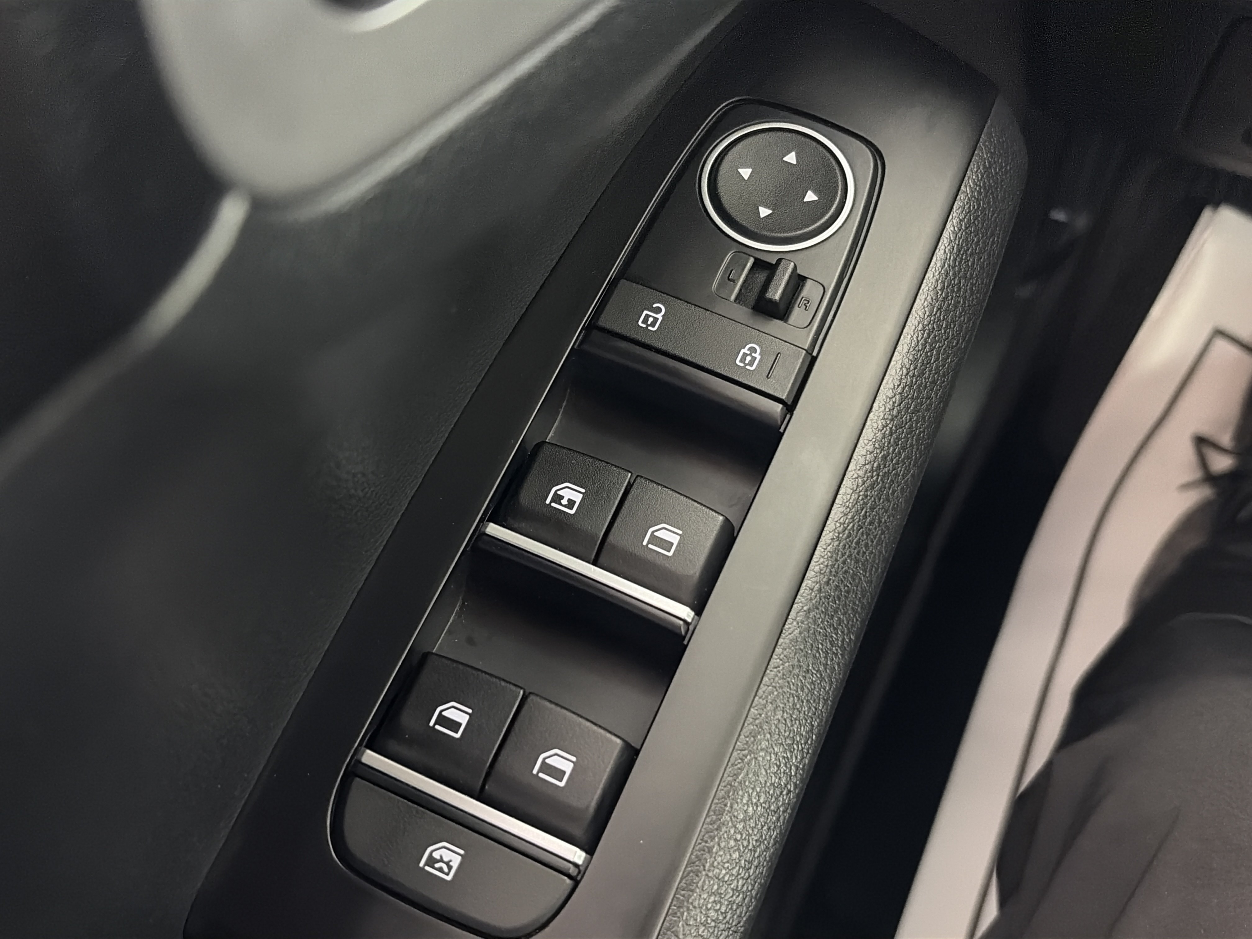 Used 2025 Kia Soul LX w/ LX Technology Package FWD image 26