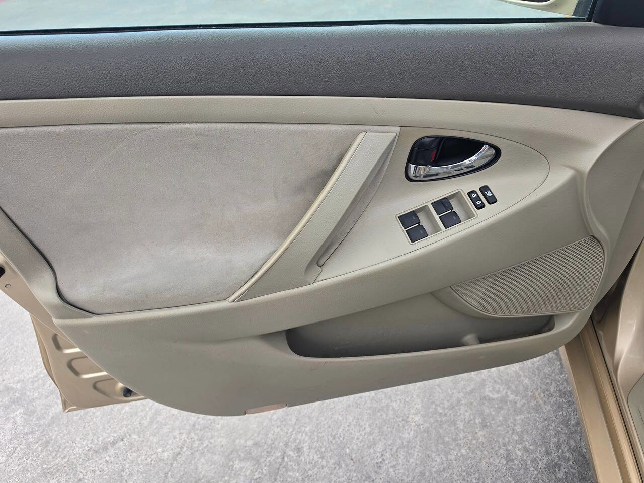 Used 2010 Toyota Camry LE image 18