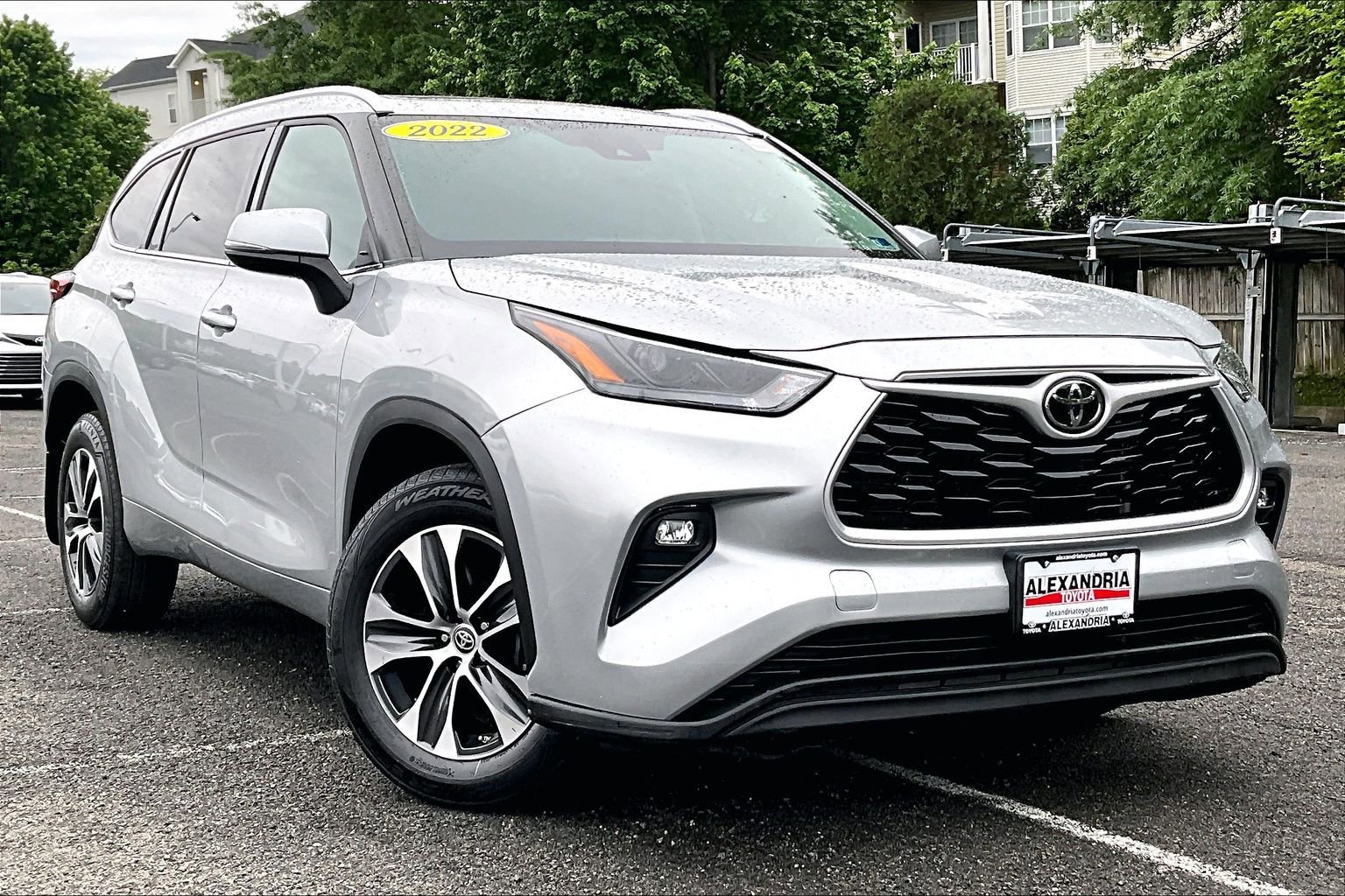 Used 2022 Toyota Highlander XLE AWD/4WD image 2