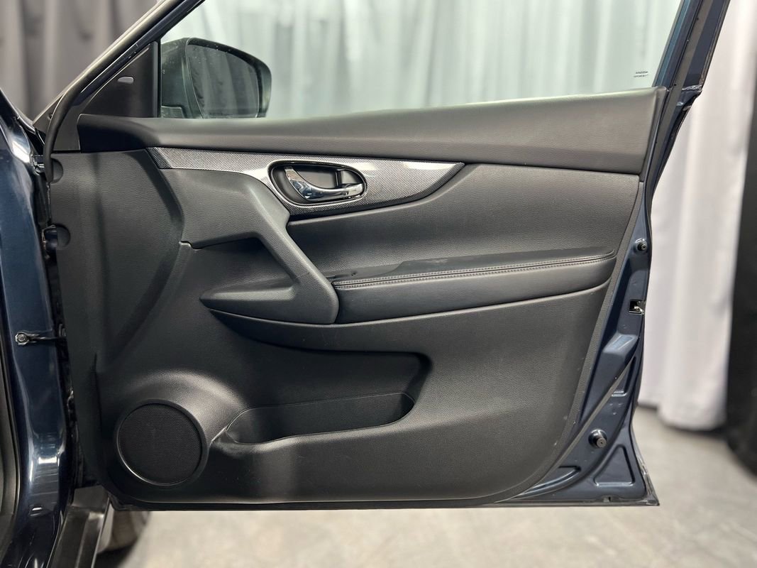 Used 2016 Nissan Rogue SL image 36