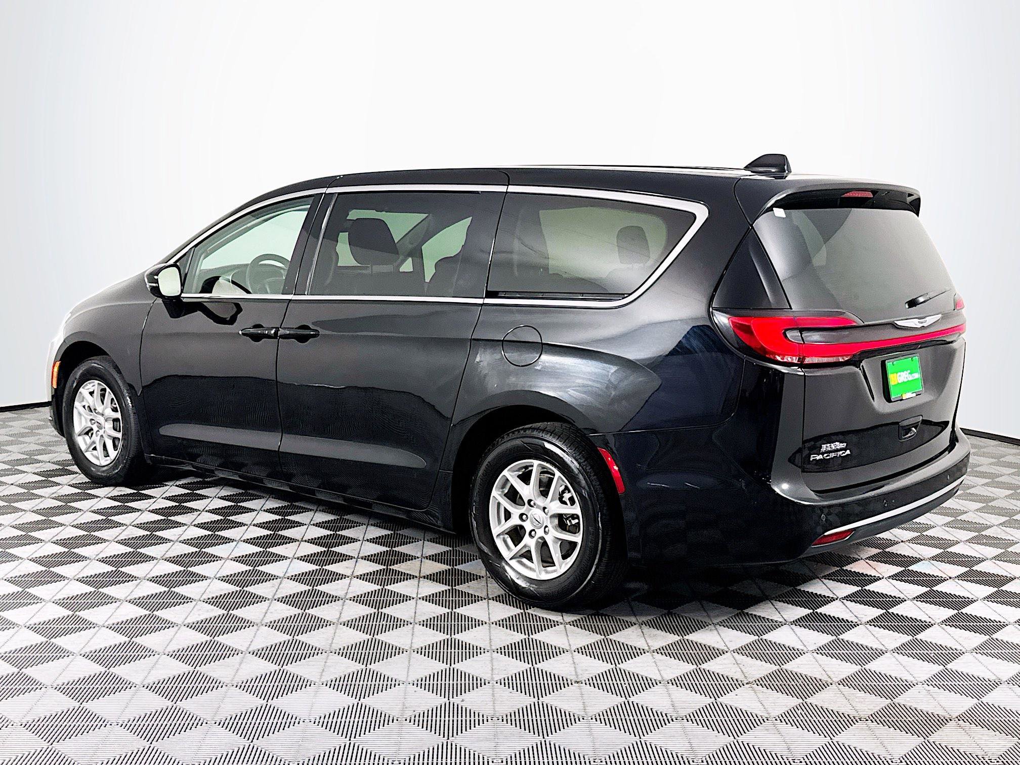 Used 2024 Chrysler Pacifica Touring-L FWD image 6