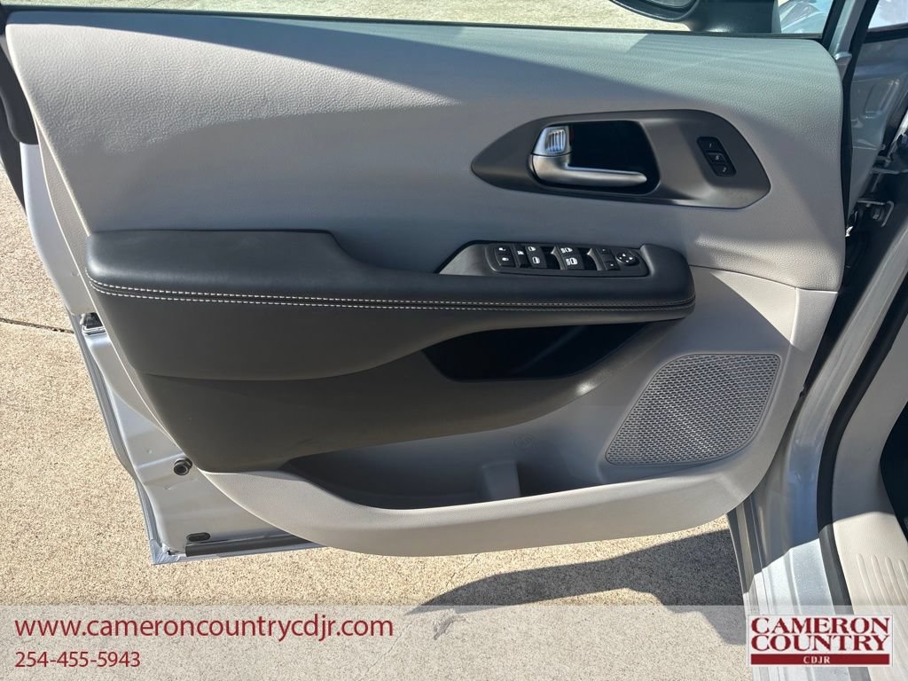 Used 2023 Chrysler Pacifica Touring-L FWD image 10