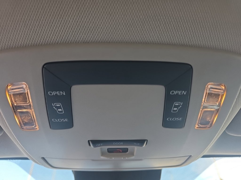 Certified 2025 Toyota Sienna LE FWD image 25
