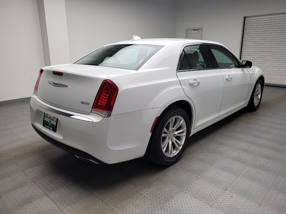 Used 2019 Chrysler 300 Touring w/ Driver Convenience Group RWD image 9