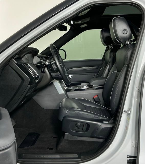 Used 2020 Land Rover Discovery HSE AWD/4WD image 13