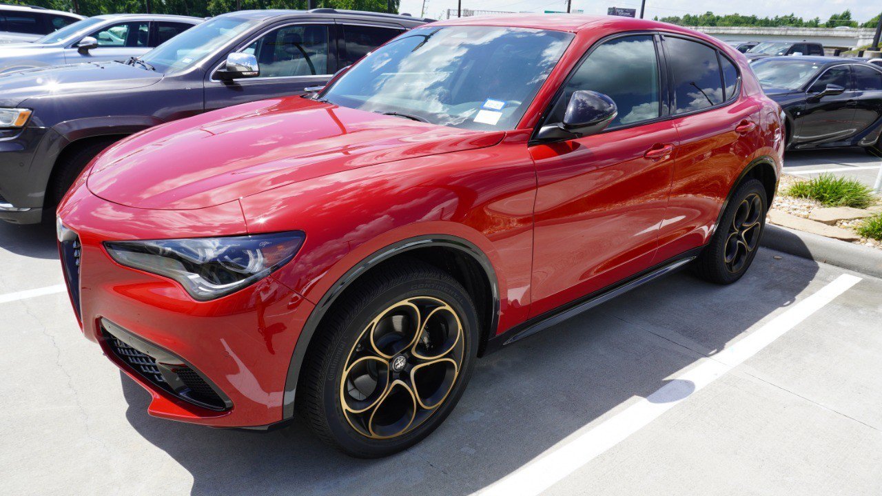 Used 2025 Alfa Romeo Stelvio Sprint AWD/4WD image 4