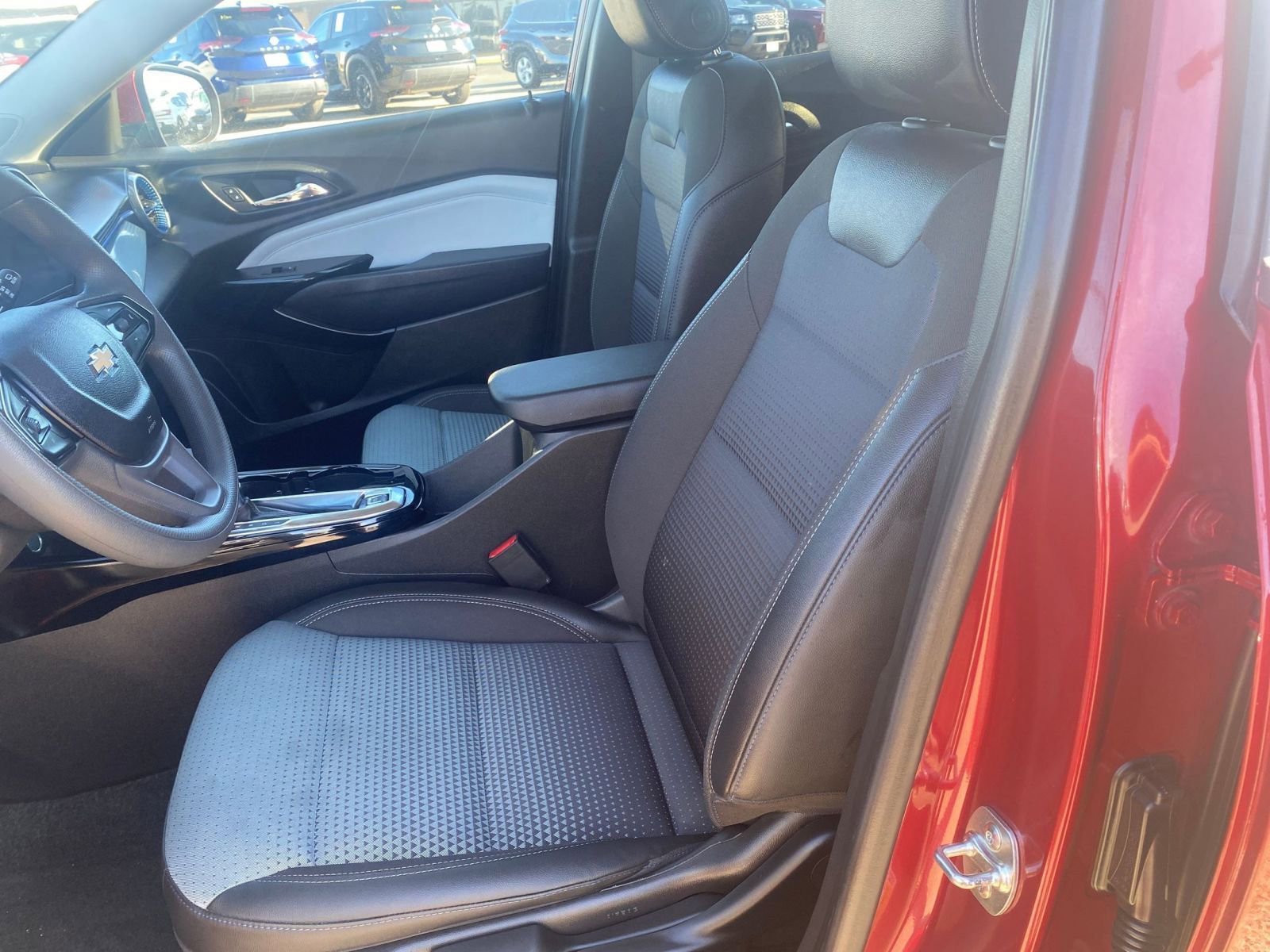 Used 2025 Chevrolet Trax LT image 27