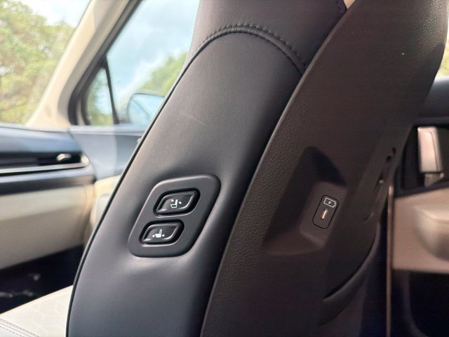 Used 2025 Kia Carnival EX FWD image 27