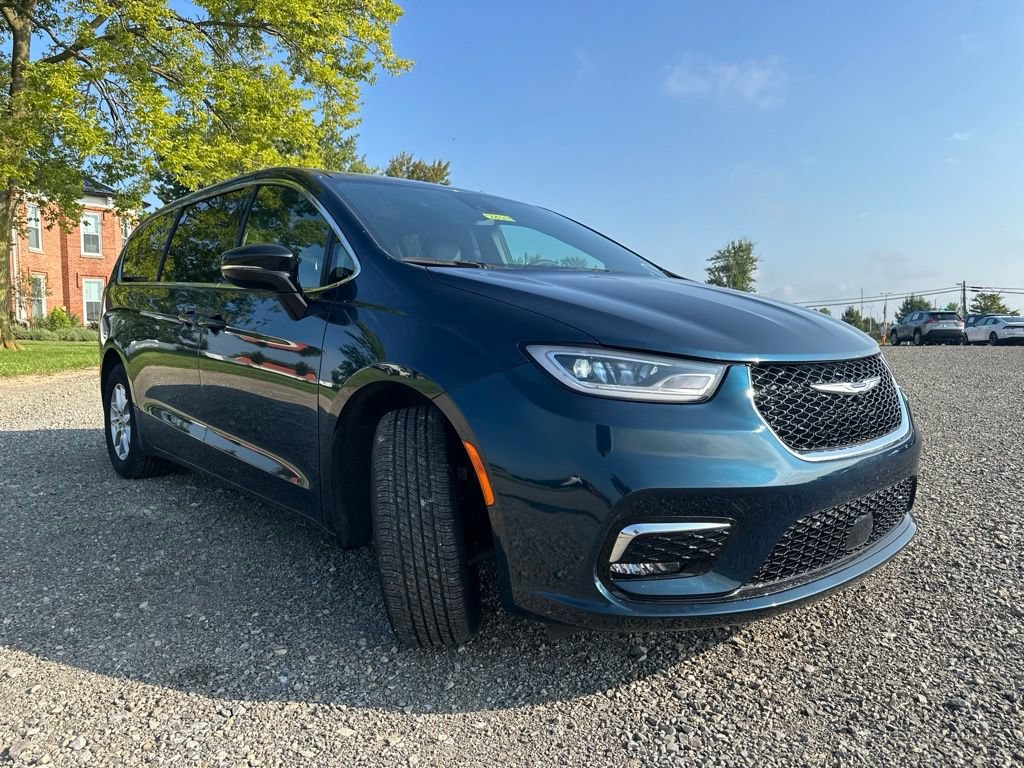 Used 2025 Chrysler Pacifica Select FWD image 11