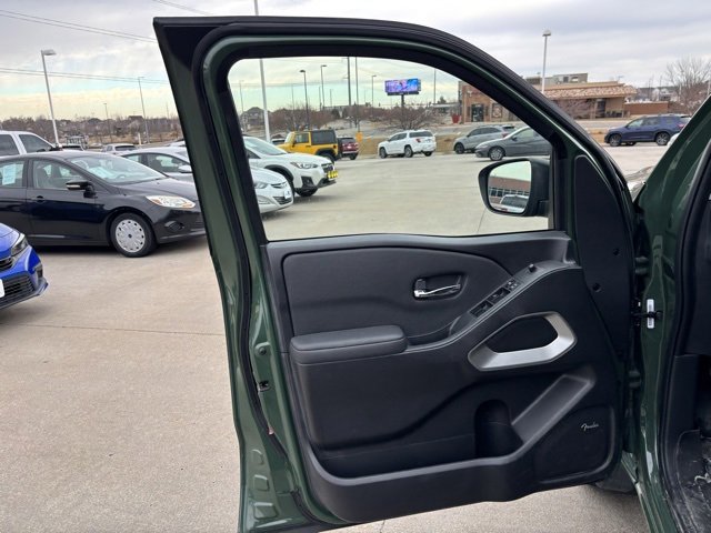 Used 2022 Nissan Frontier SV w/ SV Premium Package image 10