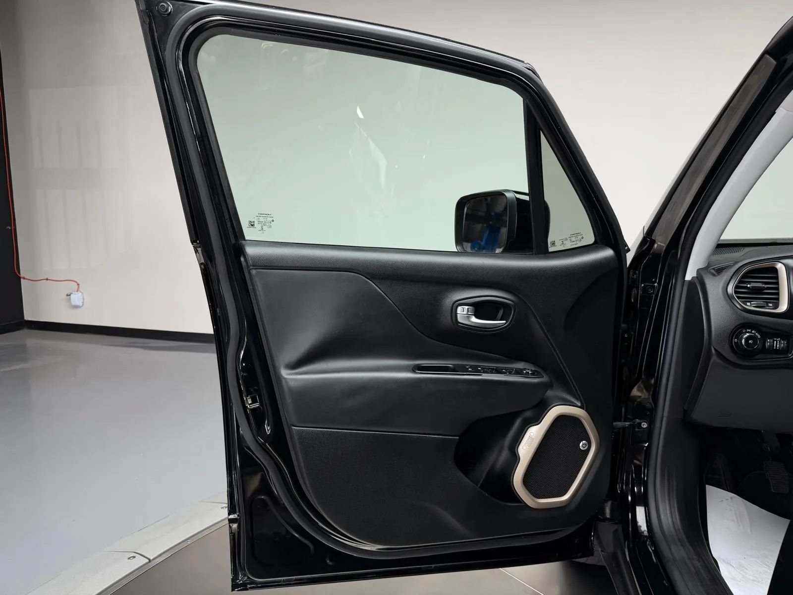 Used 2016 Jeep Renegade 75th Anniversary FWD image 23
