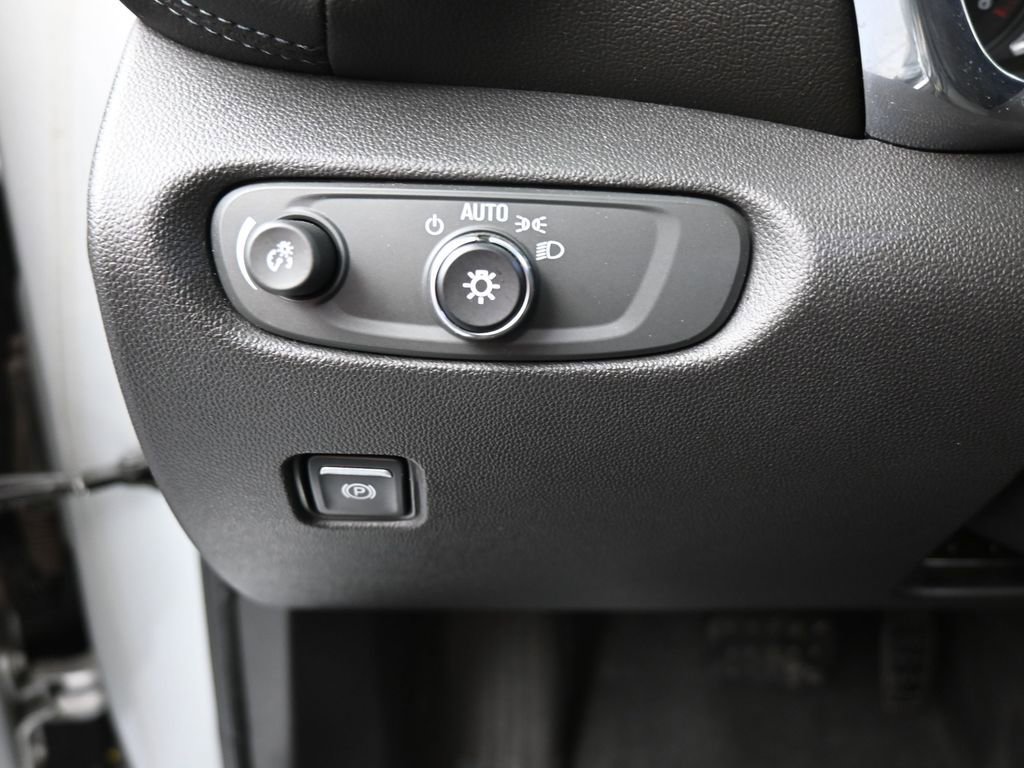 Used 2019 Chevrolet Blazer L FWD image 16