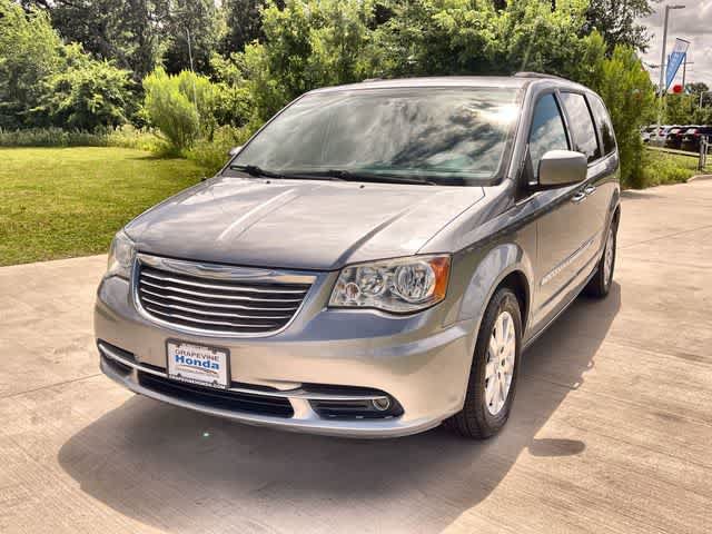 Used 2015 Chrysler Town & Country Touring w/ Driver Convenience Group FWD image 2
