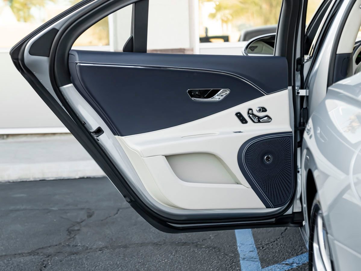 Used 2026 Bentley Flying Spur Plug-In Hybrid AWD/4WD image 26